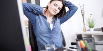 Como 10 minutos de exercícios leves durante o expediente melhoram postura e disposição