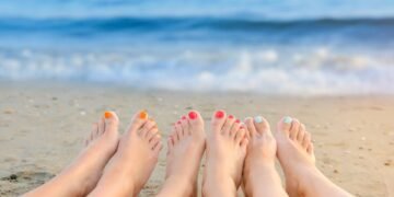 Veja com tomar banho de piscina e praia sem estragar as unhas