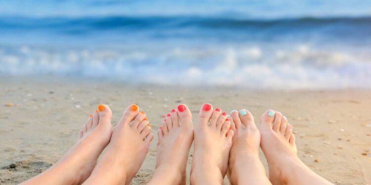 Alguns comportamentos bem comuns nessa época acabam detonando as unhas sem a gente notar - Créditos: depositphotos.com / NataliiaMelnyc