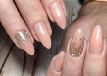 Unhas amêndoa translúcido: elegância natural que exige pouca manutenção