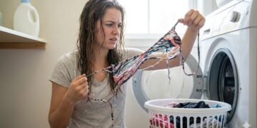 Biquíni na máquina estraga? Saiba o jeito certo de lavar para durar mais tempo