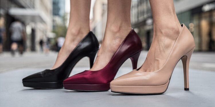 A tendência que ninguém esperava: o scarpin plataforma reaparece repaginado, mais confortável e pronto para elevar qualquer produção