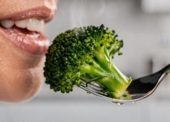 O alimento simples que ajuda a proteger ossos após os 45 anos e ainda combate inflamação e envelhecimento precoce