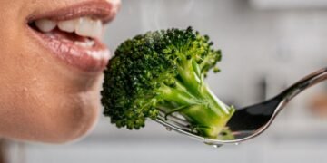 O alimento simples que ajuda a proteger ossos após os 45 anos e ainda combate inflamação e envelhecimento precoce