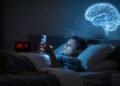 Por que seu cérebro entra em modo alerta total quando você mexe no celular antes de dormir mesmo estando exausto