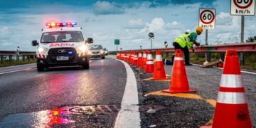Mudança no Código de Trânsito cria nova infração para motorista que não reduzir a 60 km/h em trechos com equipes na pista