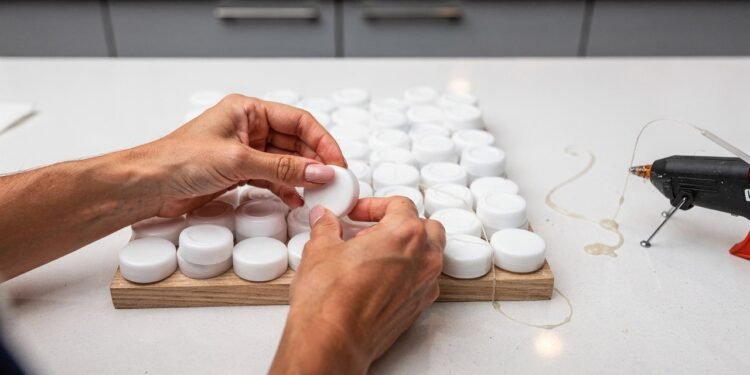 A tampinhas que iam pro lixo viram um suporte térmico tão resistente que surpreende até quem tem experiência na cozinha