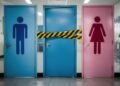 Proibição de banheiros unissex entra em vigor e instituições podem ser multadas mensalmente até regularizar