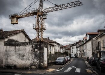 Moradores vivem sob sombra de guindaste abandonado há duas décadas e alertam: a base está rachando e o vento faz a estrutura balançar