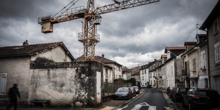 Moradores vivem sob sombra de guindaste abandonado há duas décadas e alertam: a base está rachando e o vento faz a estrutura balançar