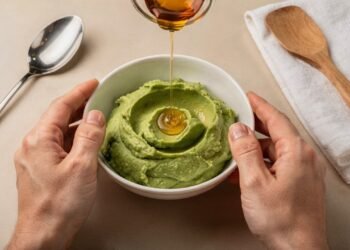 Transforme a pele do seu rosto com essa máscara caseira utilizando apenas abacate e mel