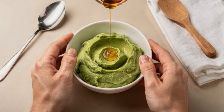 Transforme a pele do seu rosto com essa máscara caseira utilizando apenas abacate e mel