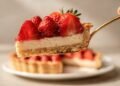 Receita prática de torta de morango sem açúcar que mantém leveza e sabor usando ingredientes naturais