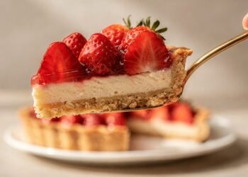 Receita prática de torta de morango sem açúcar que mantém leveza e sabor usando ingredientes naturais