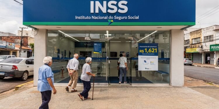 Aposentados recebem aviso do INSS: depósito cai na conta já nos próximos dias; veja quem entra primeiro