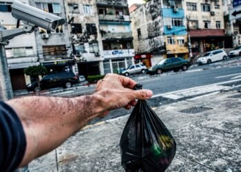 Nova lei autoriza o uso de câmeras para flagrar motoristas e pedestres jogando lixo na rua e multa pode chegar a R$ 5,8 mil
