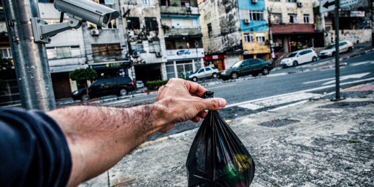 Nova lei autoriza o uso de câmeras para flagrar motoristas e pedestres jogando lixo na rua e multa pode chegar a R$ 5,8 mil