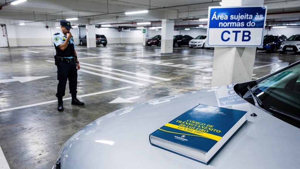 Estacionamento privado não impede multa: CTB autoriza fiscalização e infrações graves podem render R$ 293,47 e sete pontos