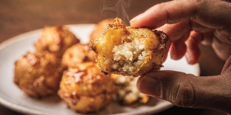 Como fazer bolinho de bacalhau sequinho usando a batata certa e o ponto perfeito da massa