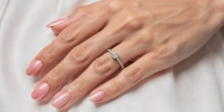 Como dar mais protagonismo para as mãos das noivas na hora de dizer “sim” no altar