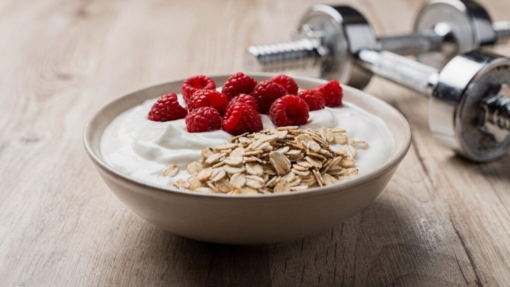 Saiba por que a refeição pós-treino é mais importante do que o próprio exercício e como montar a “tríade perfeita”