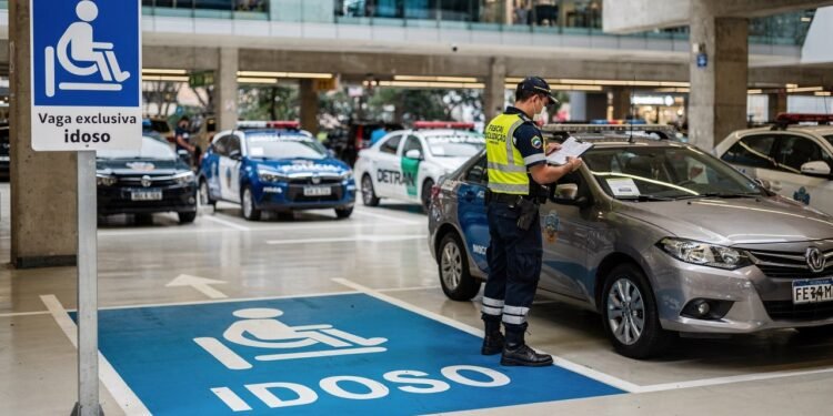 Estacionamento privado não impede multa: CTB autoriza fiscalização e infrações graves podem render R$ 293,47 e sete pontos
