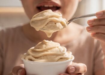 Passo a passo para fazer sorvete de banana natural com 2 ingredientes e consistência aveludada