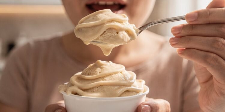 Passo a passo para fazer sorvete de banana natural com 2 ingredientes e consistência aveludada