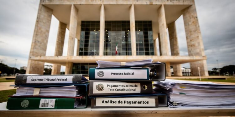 Benefícios acima do teto viram alvo do STF após explosão de retroativos; decisão pode atingir servidores do país inteiro