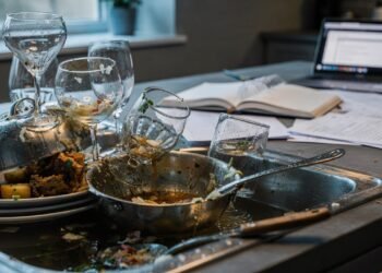 Deixar louça acumulada pode revelar algo profundo sobre sua mente, segundo a psicologia