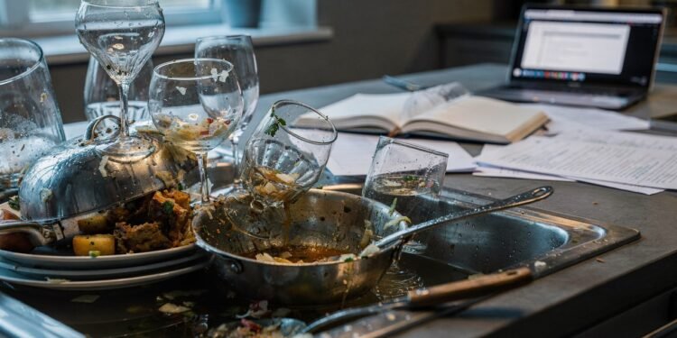 Deixar louça acumulada pode revelar algo profundo sobre sua mente, segundo a psicologia