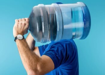 Água engarrafada pode conter microplásticos e disruptores hormonais