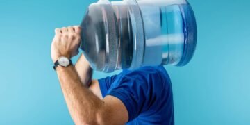 Água engarrafada pode conter microplásticos e disruptores hormonais