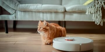 Casa limpa sem esforço? Saiba como o aspirador robô mantém o chão impecável enquanto você relaxa