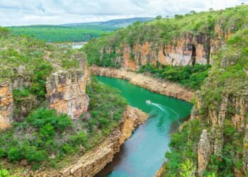 A cidade mineira que trocou o pasto pelo mar: 10 mil moradores, 1.440 km² de água e o maior número de lanchas que você já viu no interior