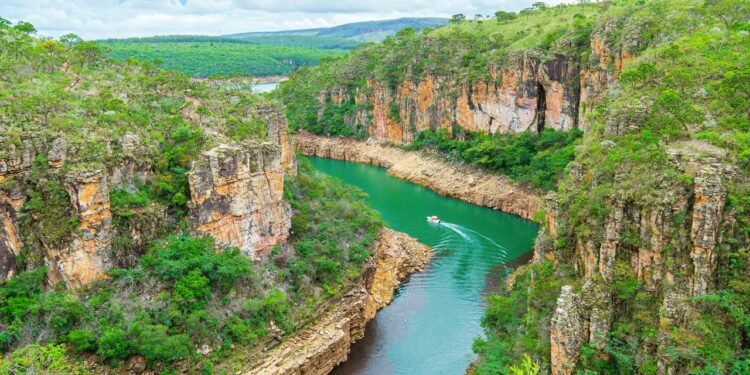 A cidade mineira que trocou o pasto pelo mar: 10 mil moradores, 1.440 km² de água e o maior número de lanchas que você já viu no interior