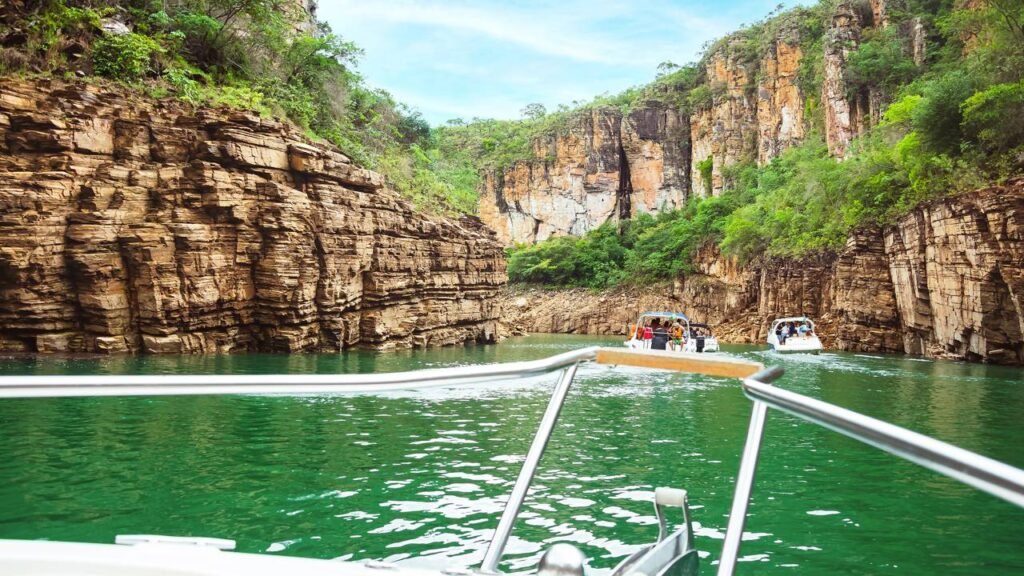 A cidade mineira que trocou o pasto pelo mar: 10 mil moradores, 1.440 km² de água e o maior número de lanchas que você já viu no interior