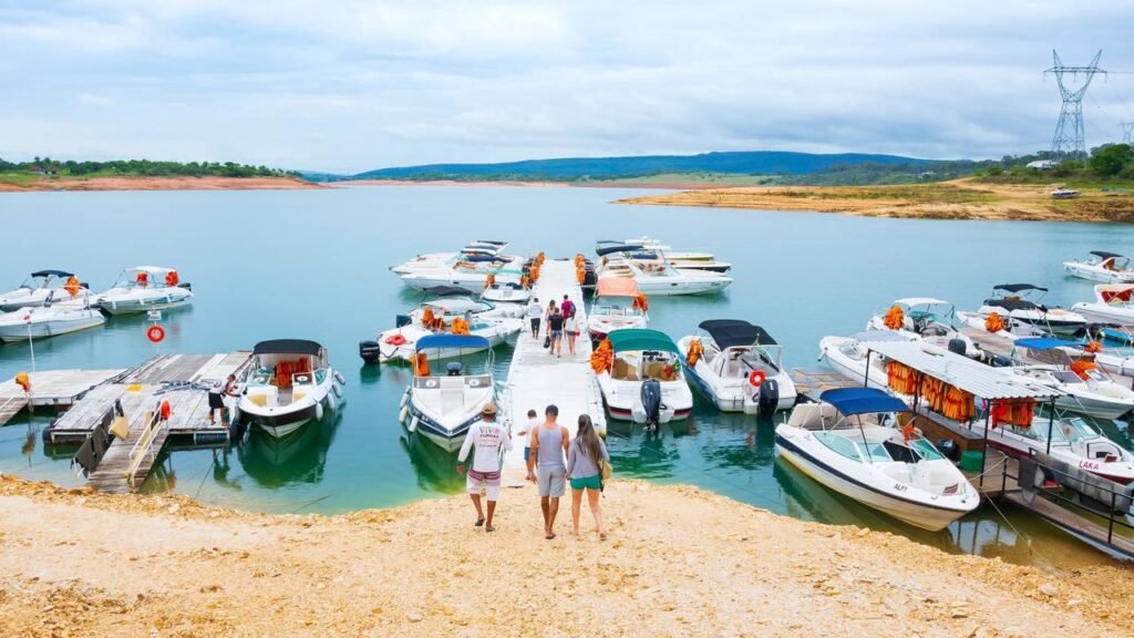 A cidade mineira que trocou o pasto pelo mar: 10 mil moradores, 1.440 km² de água e o maior número de lanchas que você já viu no interior