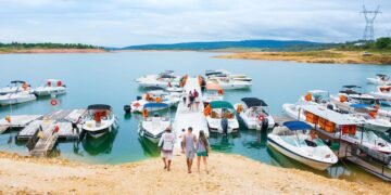 A cidade mineira que trocou o pasto pelo mar: 10 mil moradores, 1.440 km² de água e o maior número de lanchas que você já viu no interior