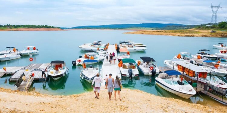 A cidade mineira que trocou o pasto pelo mar: 10 mil moradores, 1.440 km² de água e o maior número de lanchas que você já viu no interior