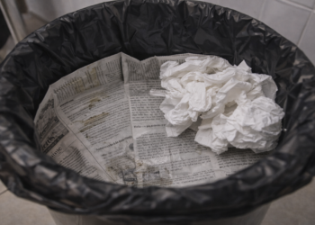 Truque com jornal ajuda a acabar com o mau cheiro do lixo