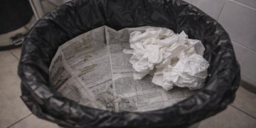 Truque com jornal ajuda a acabar com o mau cheiro do lixo