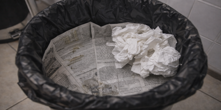 Truque com jornal ajuda a acabar com o mau cheiro do lixo