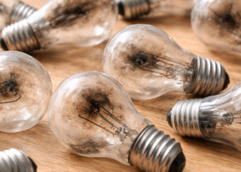 Essa ideia com lâmpada queimada está conquistando casas