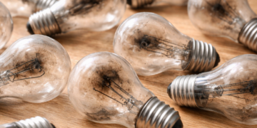 Essa ideia com lâmpada queimada está conquistando casas