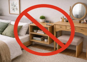 Mais organização no quarto com uma única mesa