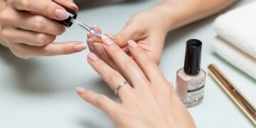 Adeus esmaltes vibrantes! A tendência minimalista que promete dominar as unhas em 2026