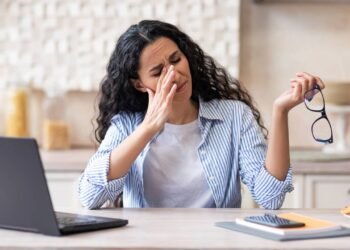 Como a regra 20-20-20 protege a visão de quem passa horas em frente a telas