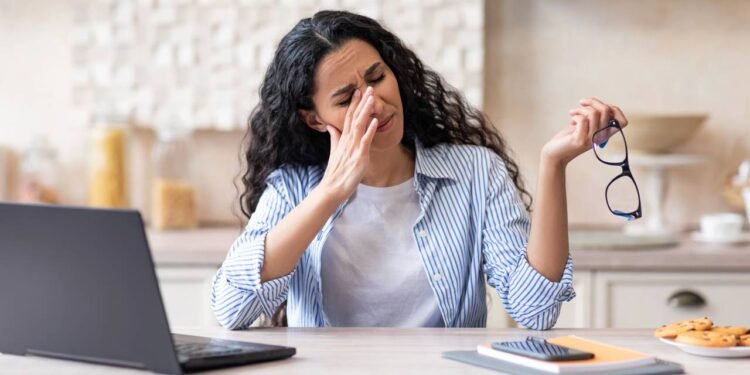 A regra 20-20-20 é bem fácil de lembrar: a cada 20 minutos olhando para algo de perto, como telas ou textos - Créditos: depositphotos.com / Milkos