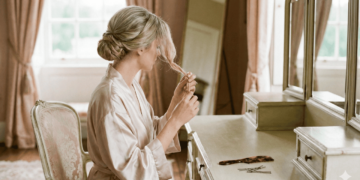 Penteado com coque baixo despojado ganha destaque em looks casuais e formais